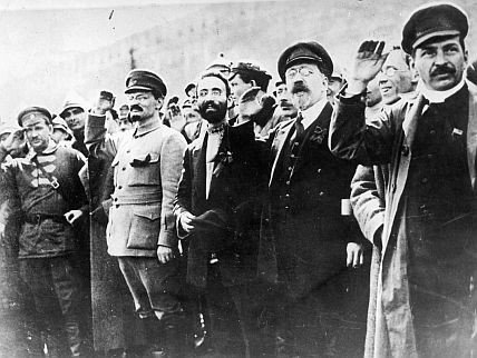 В Москве 1918-го Троцкий (второй слева) со товарищи принимают парад