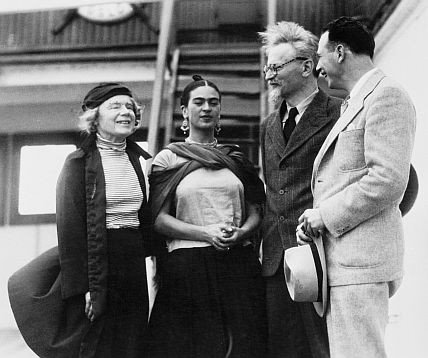 Январь 1937-го. С женой, будущей любовницей Фридой Кало и лидером американских коммунистов Ноем Шахтманом.