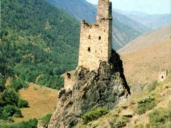 Родовая башня XVII века в горах Чечни